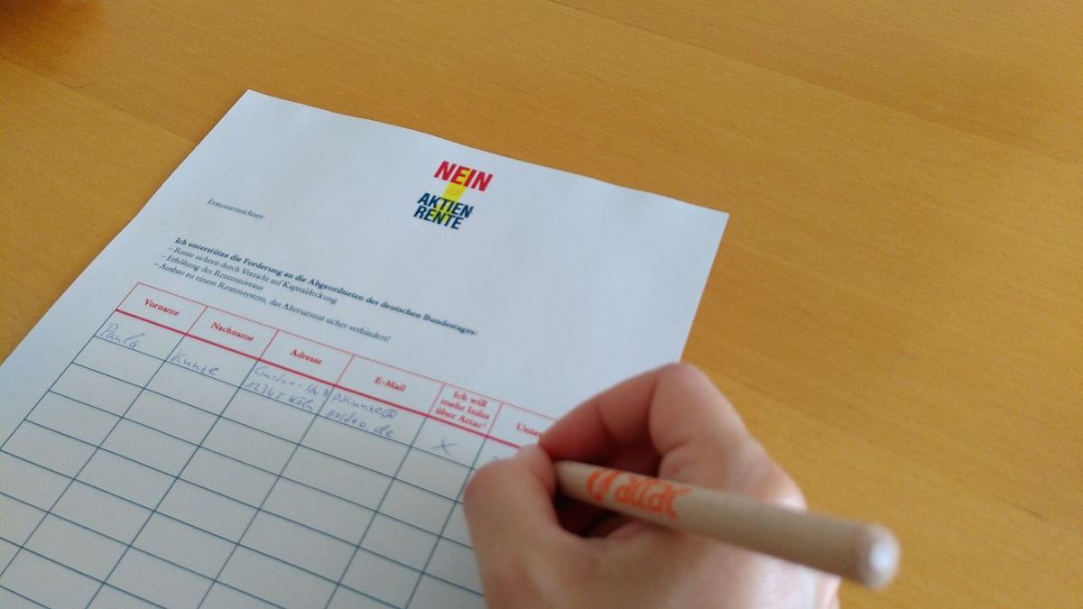 Ein Mensch unterschreibt die Rentenpetition