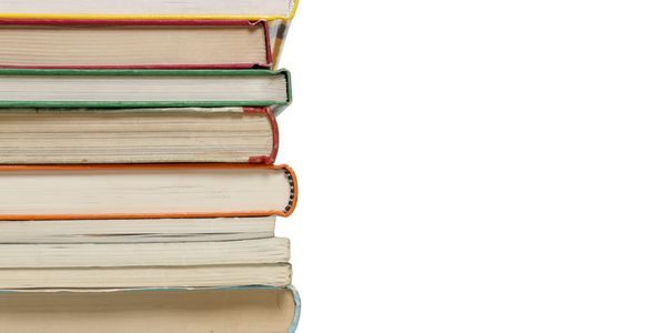 Bücherstapel auf weißem Hintergrund